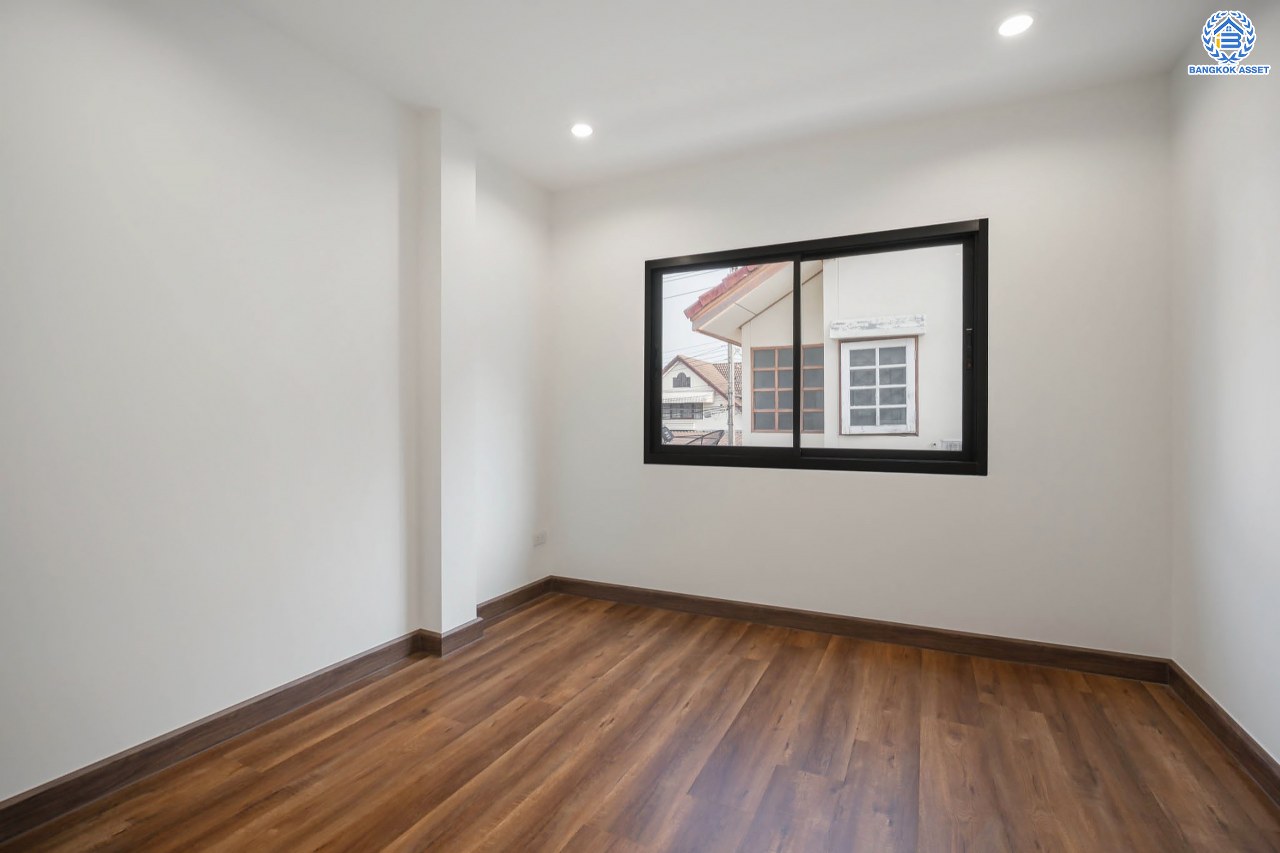 บ้านมือสองตกแต่งใหม่ โครงการ กฤษดานคร16-17 บรมราชชนนี-พุทธมณฑลสาย3 เนื้อที่ 60 ตร.ว. ฟังก์ชัน 3 ห้องนอน 3 ห้องน้ำ 1 ห้องอเนกประสงค์ จอดรถได้ 1 คัน บนทำเลศักยภาพ เชื่อมต่อเมืองอย่างรวดเร็ว ใกล้ทางคู่ขนานลอยฟ้าบรมราชชนนี ม.มหิดล และเซ็นทรัลศาลายา